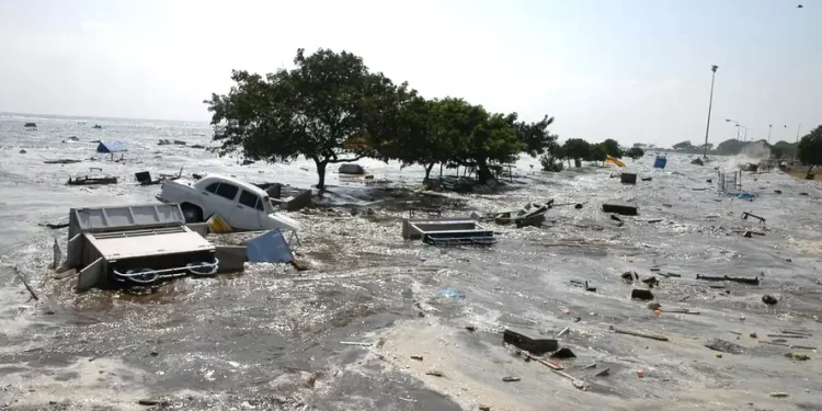 26 Aralık 2004'te Malezya'nın Penang Adası'ndaki bir sahile dev bir su duvarı çarptı. 9.2 büyüklüğündeki bir depremin tetiklediği dev dalgalar, Hint Okyanusu çevresindeki ülkelerde yıkıma neden oldu. En büyük zararı, depremin merkez üssüne en yakın olan Endonezya'nın Sumatra Adası gördü. Görsel kaynağı: STR/AFP/Getty Images