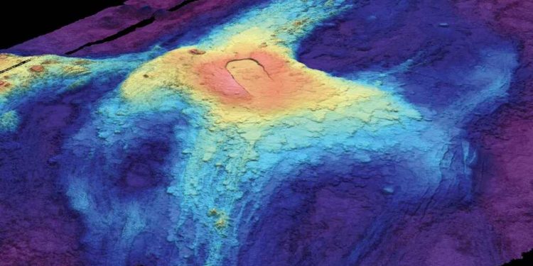 2014 yılının Temmuz ayında Axial Seamount’un üç boyutlu batimetrik (deniz tabanı) haritası, önceki patlamalardan kalan lav akıntılarını gösteriyor. Kırmızı renk, deniz tabanının en yüksek noktasındaki lavları işaret ederken, kenarlardaki koyu mavi renk lav akıntısının en ince olduğu yerleri gösteriyor. Görsel kaynağı: Susan Merle/Oregon Eyalet Üniversitesi