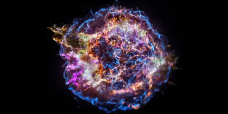 Süpernova kalıntısı Cassiopeia A (burada sahte renklendirilmiş bir X-ışını görüntüsünde görülüyor), binlerce yıl önce Samanyolu’nda patlayan bir yıldızın geriye kalan tek izidir. Astronomlar, Büyük Patlama’dan sadece 100 ila 200 milyon yıl sonra gerçekleşen süpernovaların su üretmiş olabileceğini düşünüyor. Görsel kaynağı: NASA, CXC, SAO