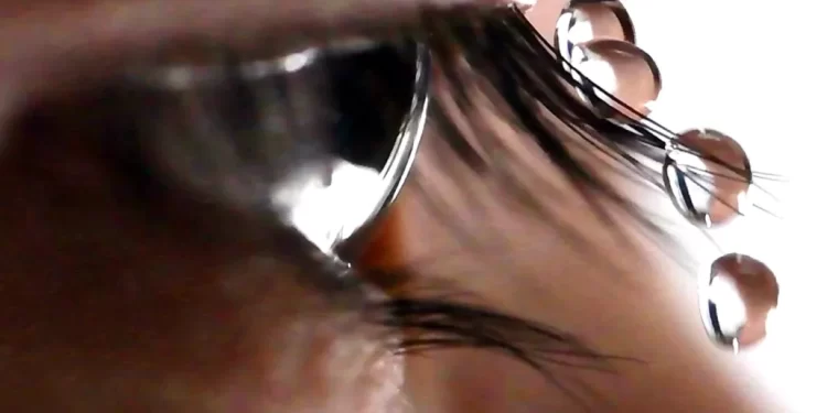 Bu görüntüde gösterildiği gibi, kirpikler su damlacıklarını gözden uzaklaştırmak için doğal bir itici görevi görür. Görsel kaynağı: S. Zhou et al.