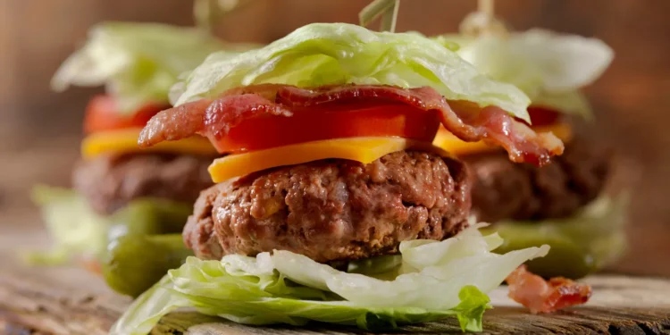 Keto diyeti uygulayanlar, karbonhidratı neredeyse sıfırlayan yemekler tüketiyor. Örneğin ekmeksiz bir hamburger, bu diyetin tipik öğünlerinden biri. Görsel kaynağı: 

LauriPatterson/Getty Images