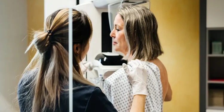 Almanya’da yaklaşık 500.000 katılımcıyla yapılan çalışma, yapay zekanın mamogramları yorumlama konusunda doktorlarla yarışabileceğini öne sürüyor. Görsel kaynağı: Tom Werner/Getty Images