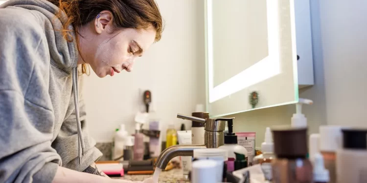 Suda çözünebilen yeni mikro tanecikler, cilt temizleyicilerinde peeling için kullanılan plastik taneciklerin yerini alabilir. Görsel kaynağı: Alex Potemkin/Getty Images